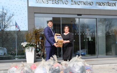 Ministerstva pomáhají: tři tuny oblečení putují do Oděvní banky