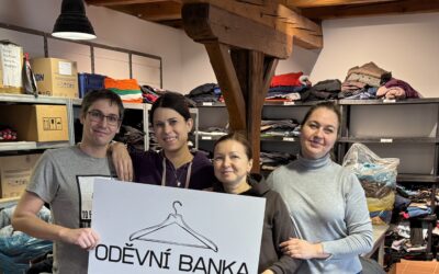 Únor v Oděvní bance: Nové spolupráce, silní partneři a tisíce kilogramů pomoci